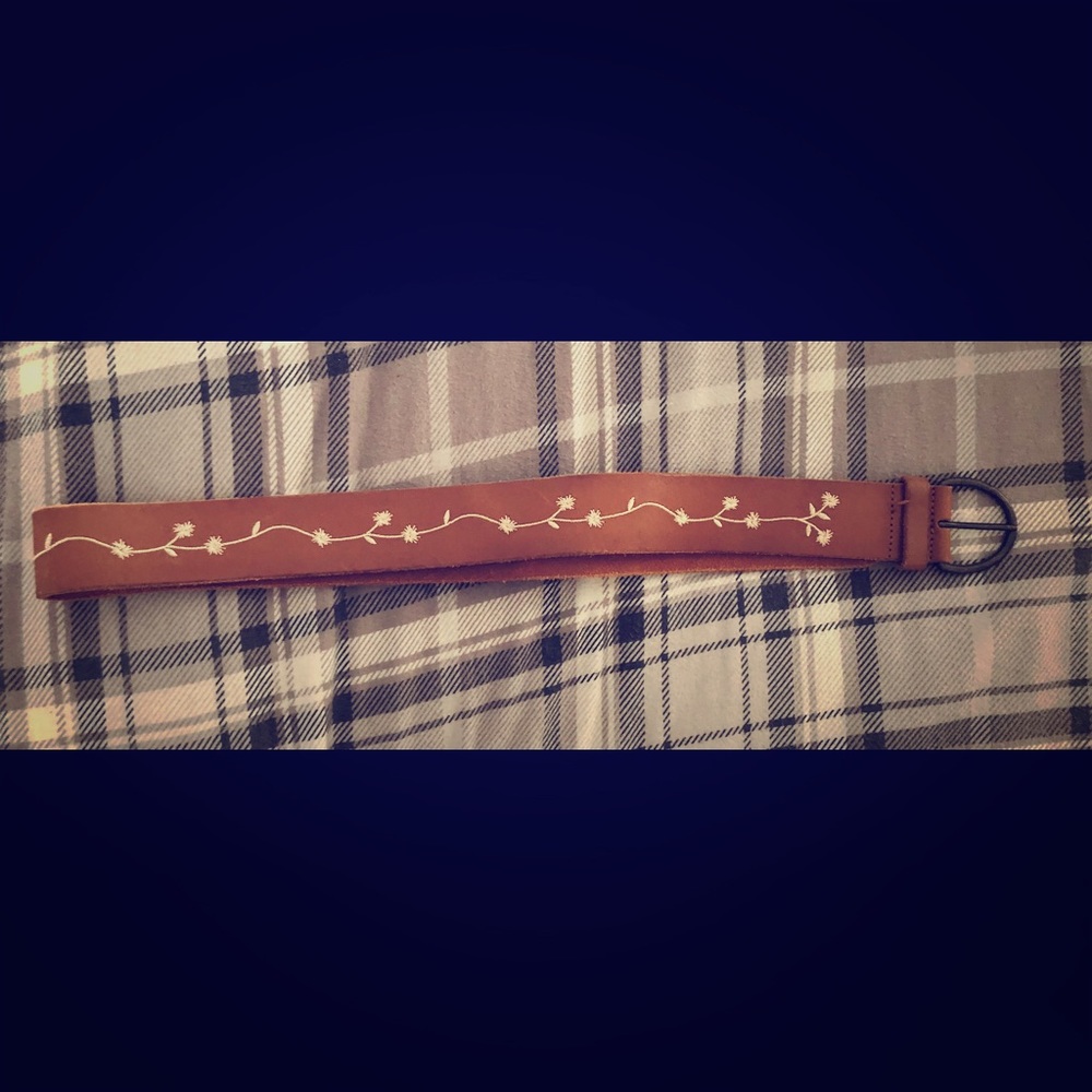 A&F leather belt w/cream stitched detailing-EUC